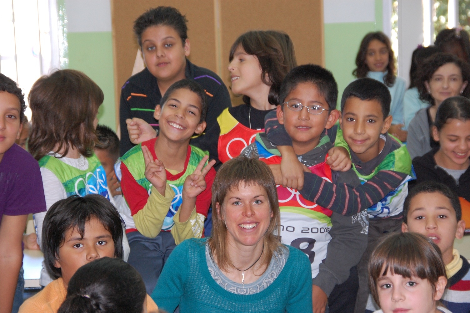 L'esquiadora Laura Orgué amb els alumnes del Gabriel Castellà