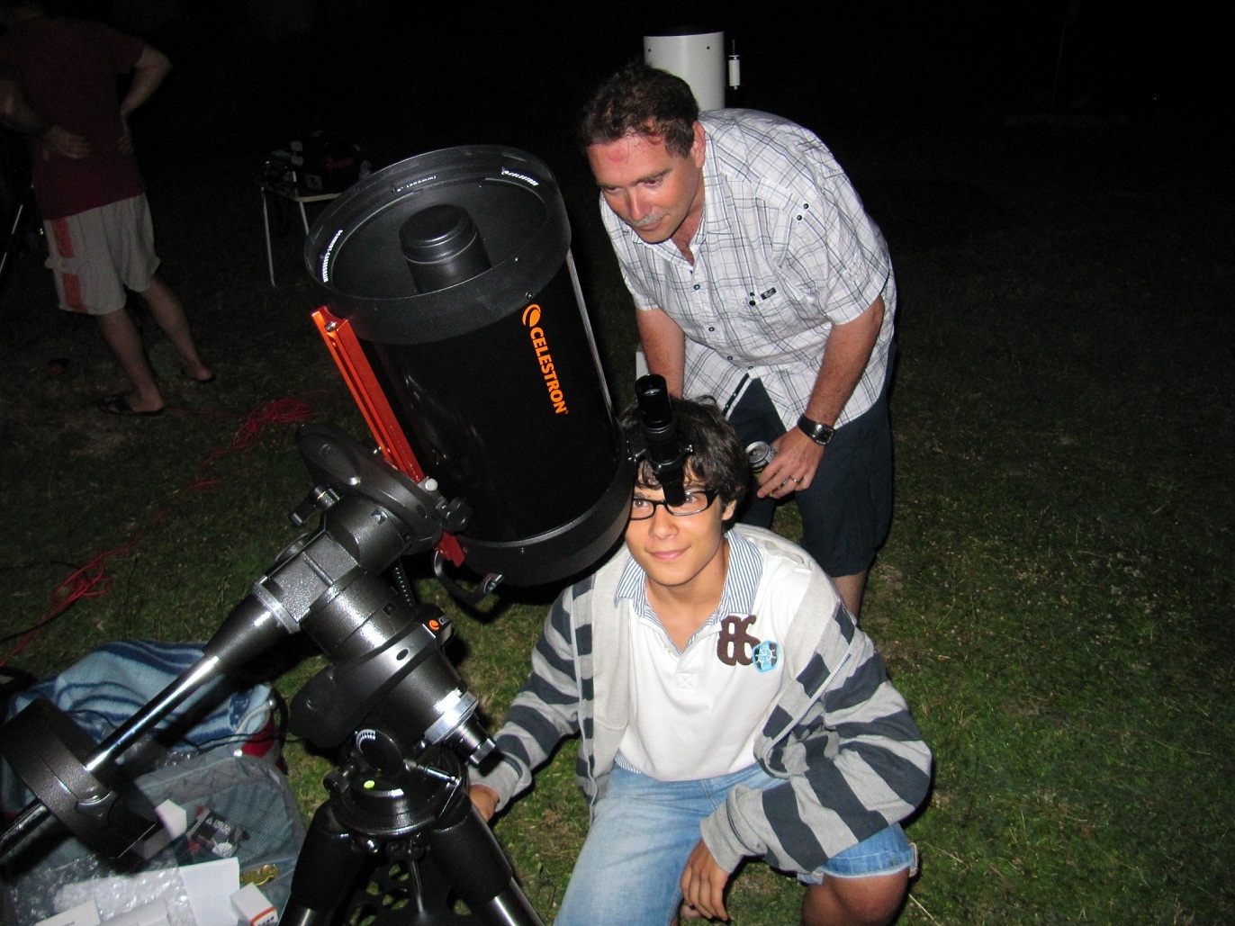 El membre més jove d'AstroAnoia, Sergi, mirant pel telescopi