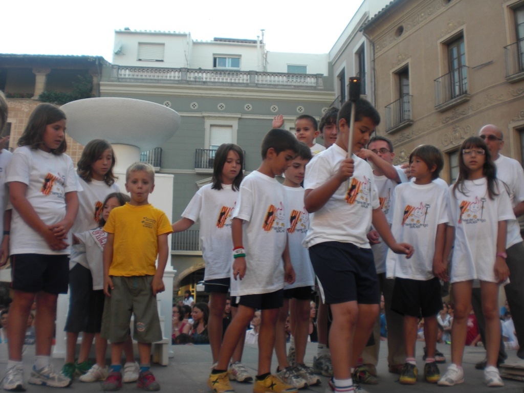 Els joves odenencs recollint la flama a Igualada