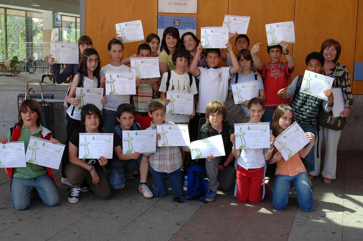 Foto de família dels premiats del concurs Atrapallibres