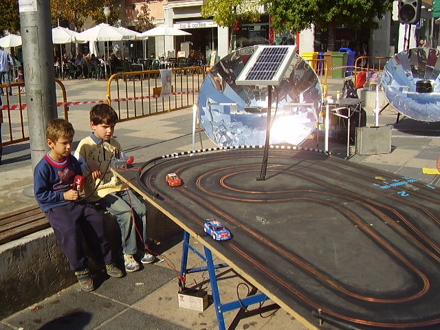 Nens jugant a l'scalextric