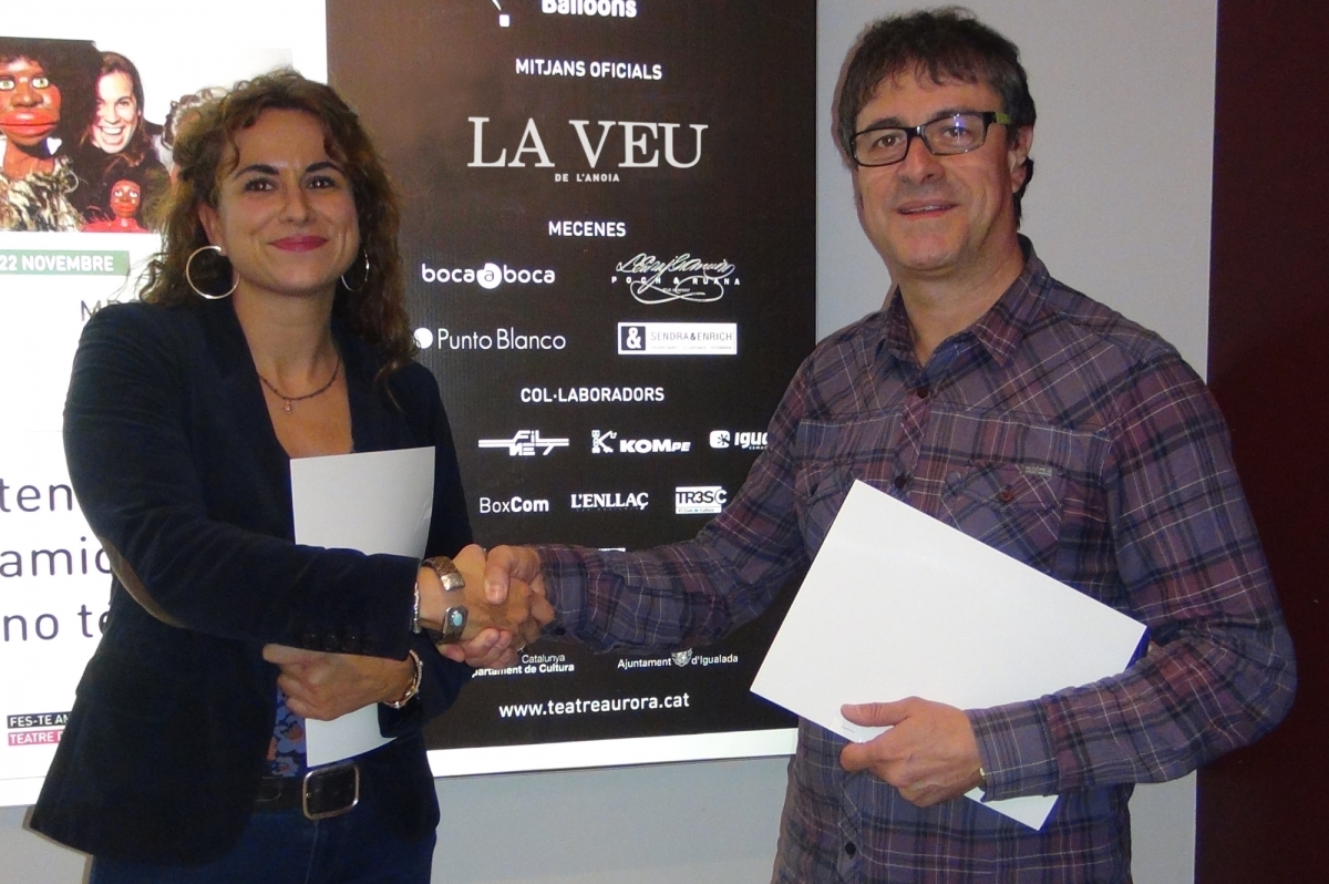 Pia Prat i Lluís Segura, en la firma de l'acord