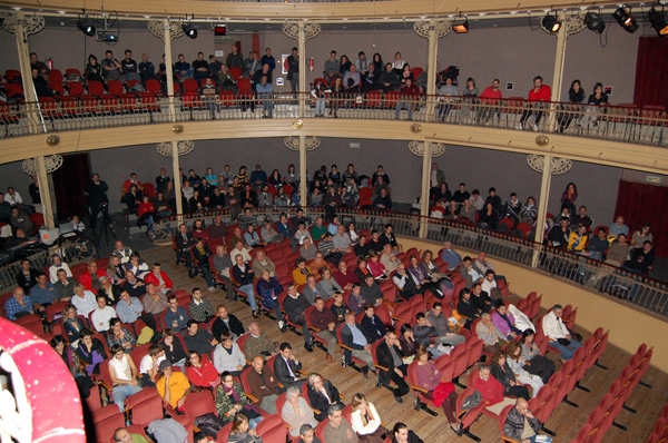 Unes 350 persones van seguir l'acte al teatre de l'Ateneu