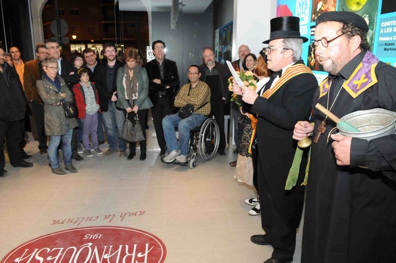 Falsa inauguració de les obres a càrrec de la companyia Gralla Manufactures Teatrals