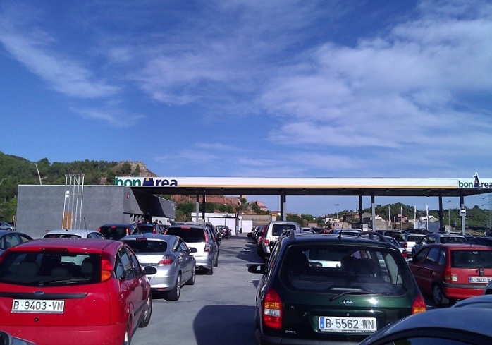 Vehicles esperant per posar benzina a Jorba. Foto: Neus Bayot