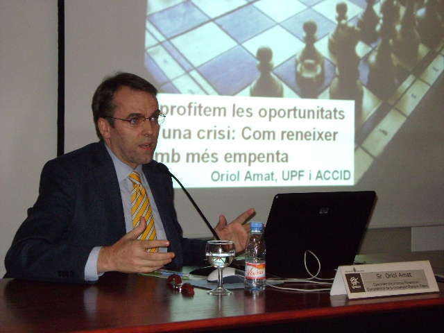 L'economista Oriol Amat en la presentació de l'Informe Econòmic