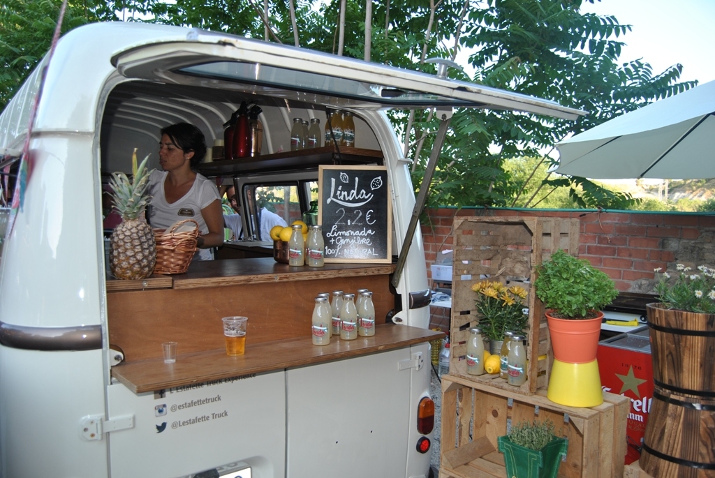 Un 'food truck' al Pati Vila, a l'extrem del Rec.011