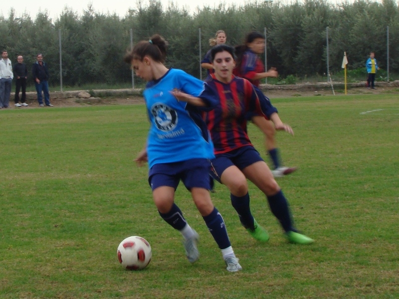 A la foto, la Carola controlant davant una rival