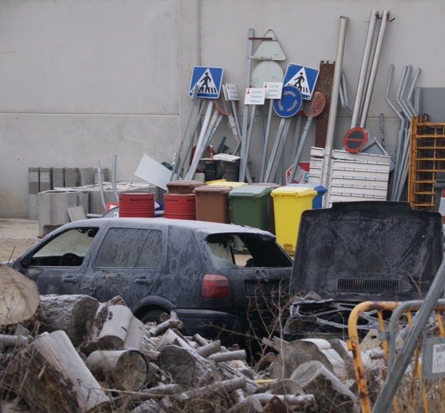 Els dos vehicles calcinats es troben al dipòsit municipal