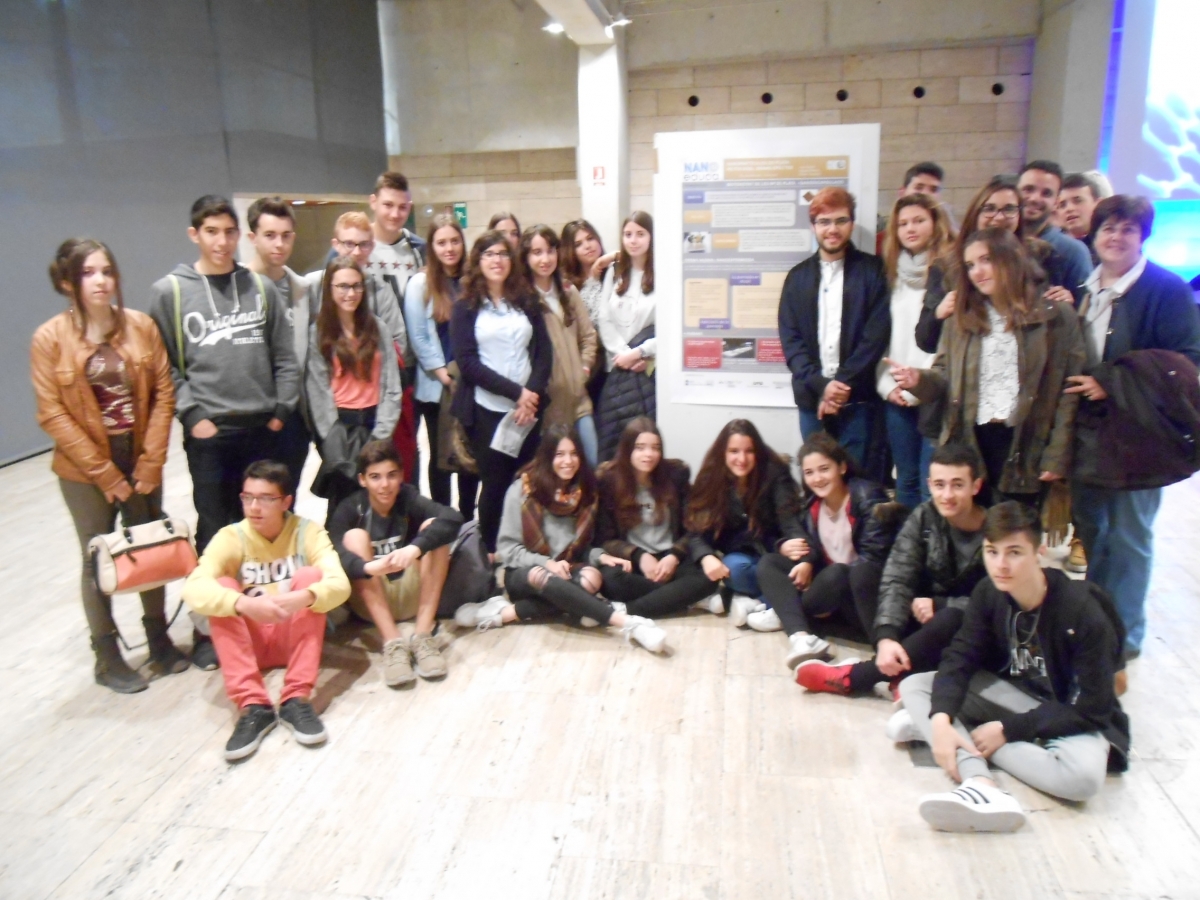 Els alumnes que han pres part en el projecte, amb el pòster