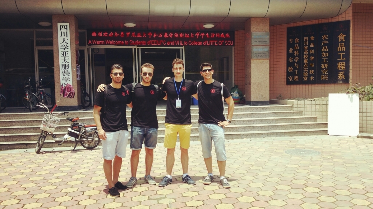 Els estudiants de l'EEI, davant el centre xinès