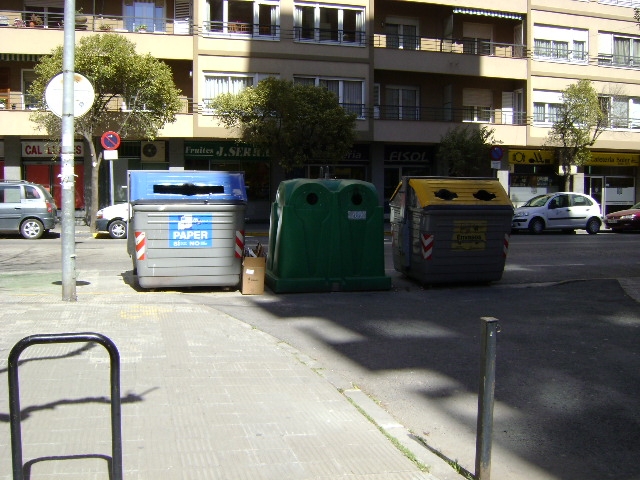 Blau pel paper, verd pel vidre i groc pels envasos