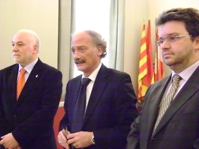 Josep Camprubi, alcalde de Manresa i Marcel Esteve, alcalde de Vilafranca al costat de Jordi Aymamí