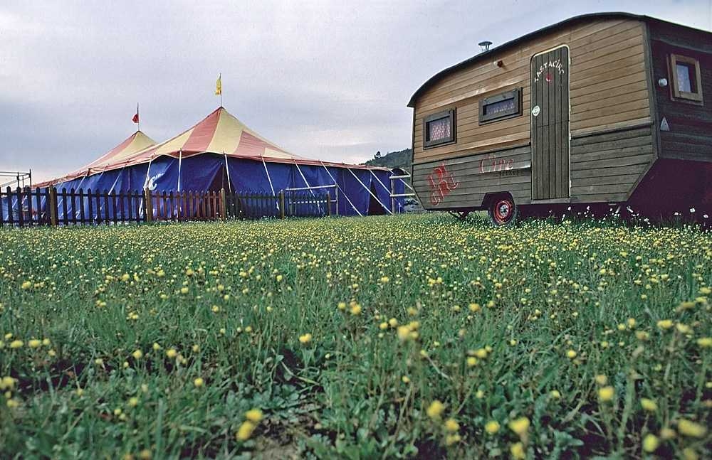 La carpa de Tot Circ a un camp de Copons, on s´interpreta l´espectacle ´Circ a les Feixes´ - foto: Tot Circ