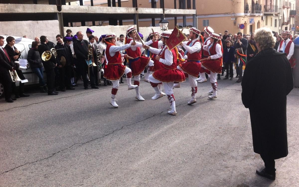 Els bastoners d'Igualada han acompanyat les banderes