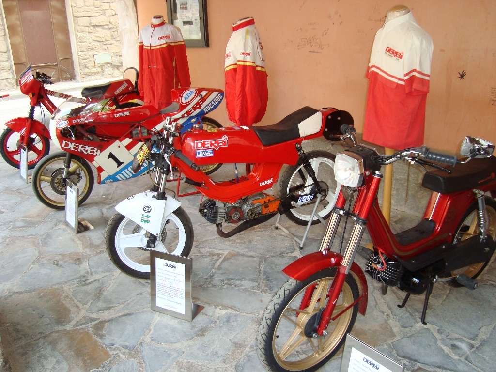 Exposició de motocicletes Derbi a la Plaça Major