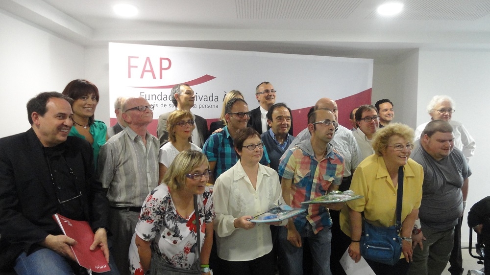 Fotografia de família dels usuaris del programa i els representants de la FAP