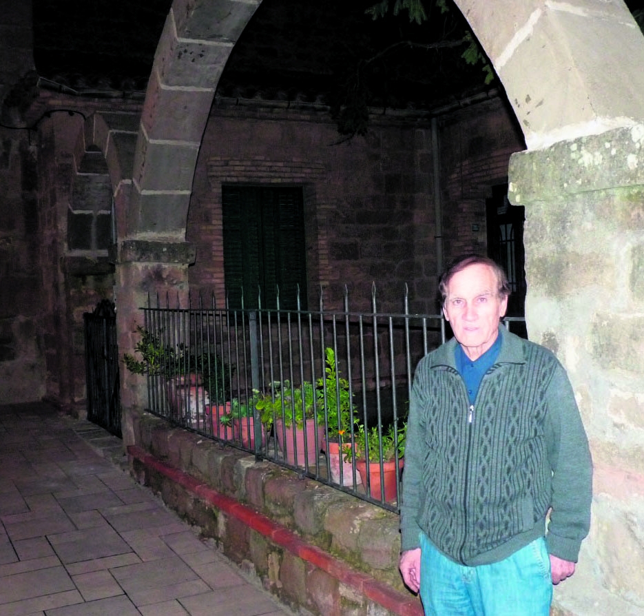 Jaume Casamitjana sota d'una part de la muralla del Pessebre Vivent