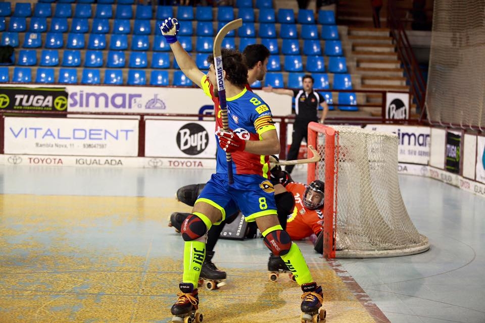 El Capità celebrant un gol en el partit contra el Vendrell.