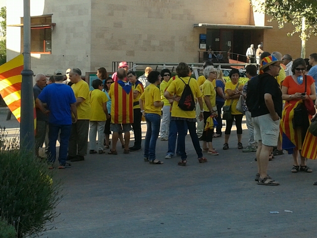 Participants de la cadena humana a Montbui