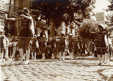 'Majorettes' en plena desfilada, els anys 80 FOTO: P. Franquesa
