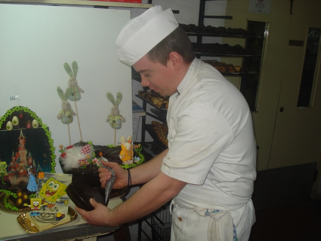 Treballant en la decoració de les mones, a la pastisseria Pla