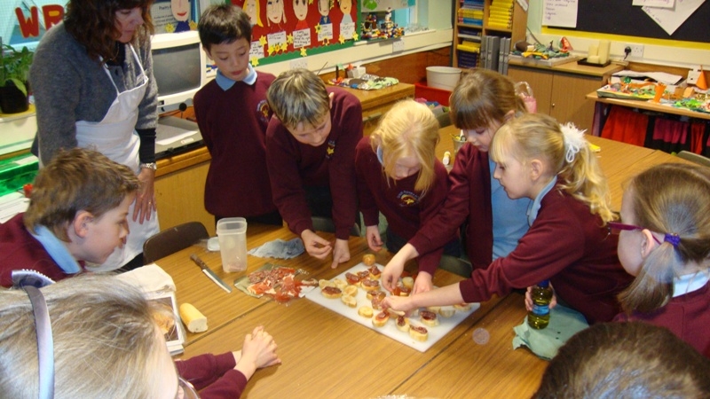 Fent pa amb tomàquet a Anglaterra (Mowgli)