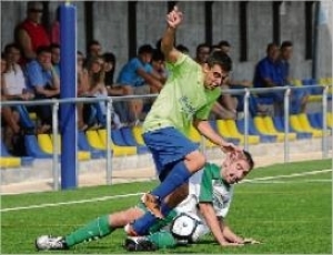 Derbi al municipal de La Sort, molt disputat. Foto: Francesc Esplugas