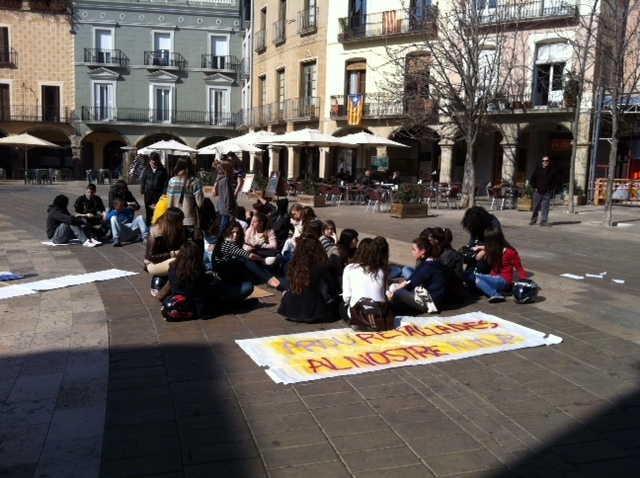 Un grup d'estudiants fan una asseguda a la Plaça de l'Ajuntament
