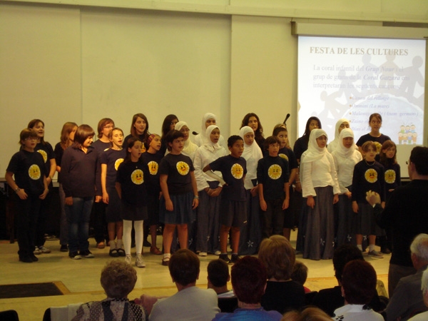La Coral Gatzara cantant amb la coral infantil del grup Nour