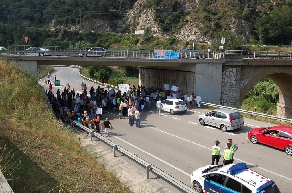 Un dels talls de la carretera, aquest diumenge al matí