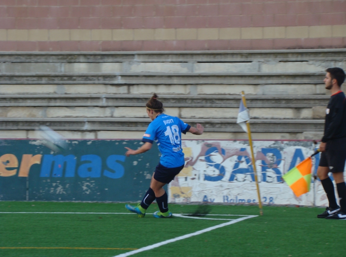 Judit, servint un córner