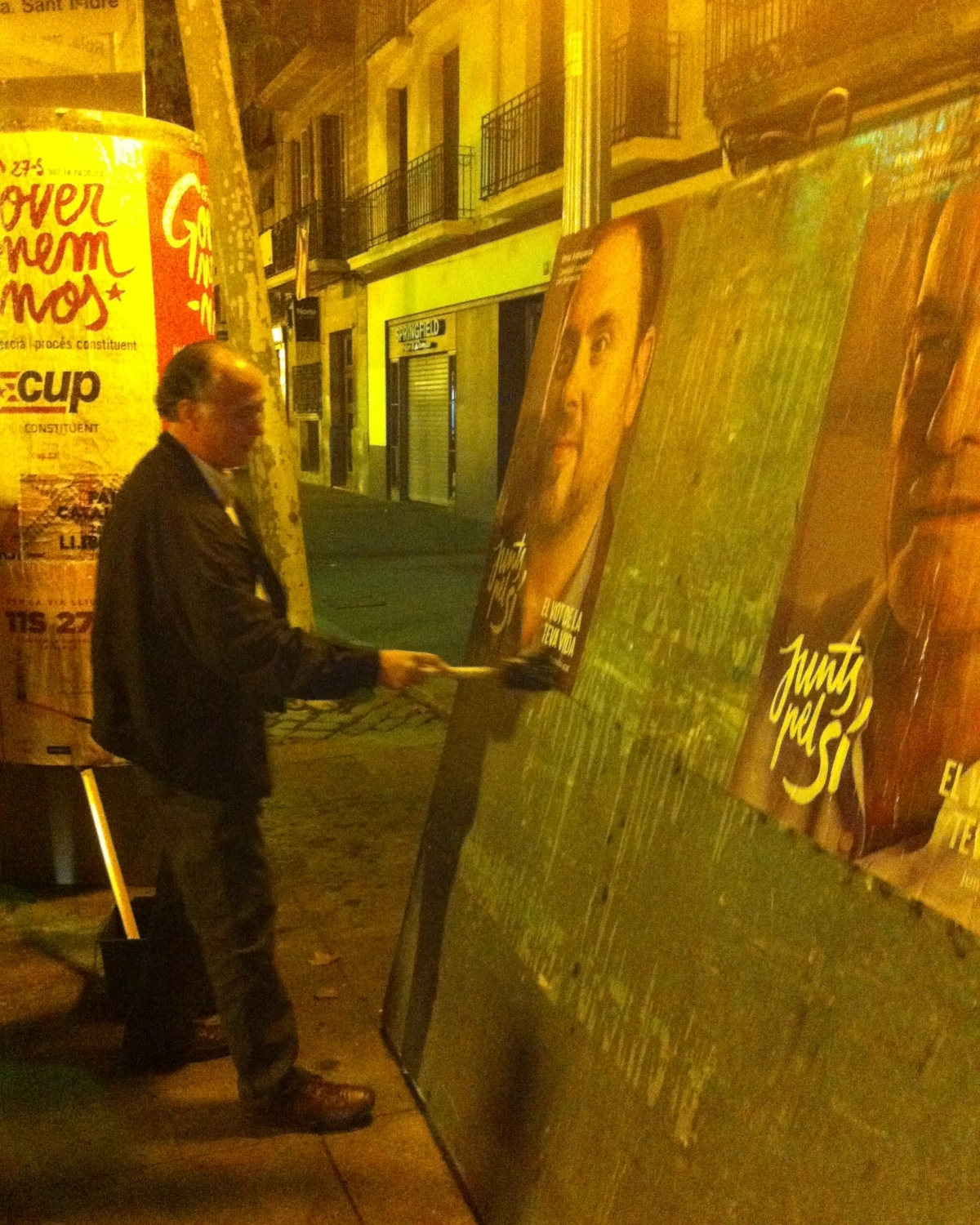 Enric Senserrich (CDC), eganxant un dels cartells de Junts pel Sí