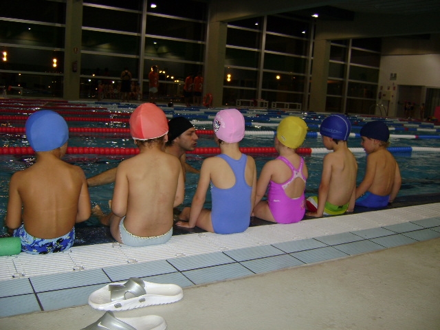 Els pimers menuts en els cursets de natació