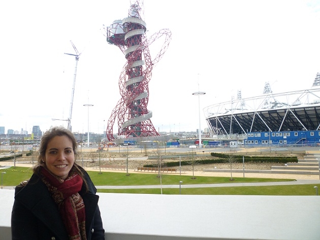 Georgina davant l'estadi on es celebraran els Jocs Olímpics de Londres
