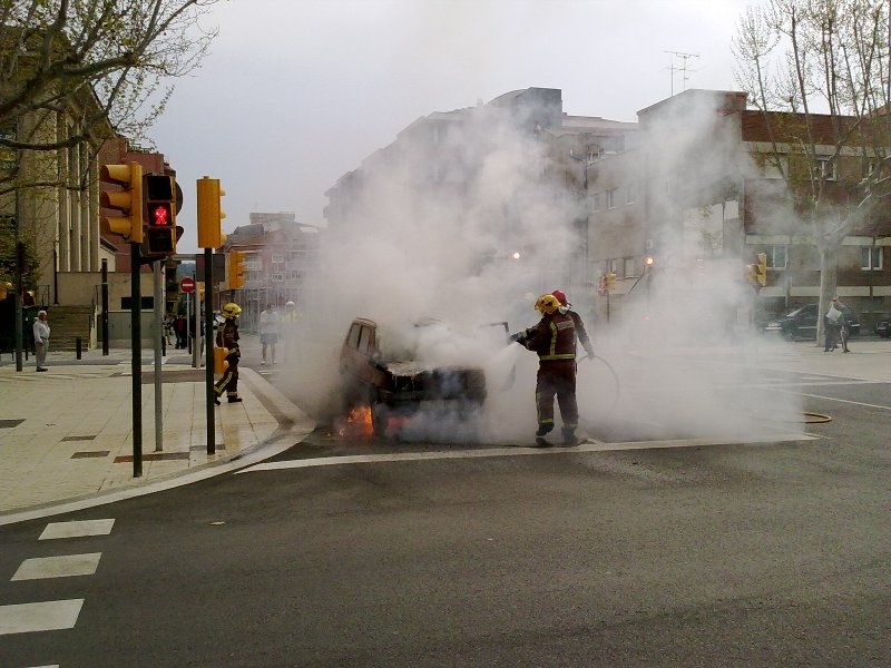 El cotxe incendiat - Foto: Josep M. Comaposada