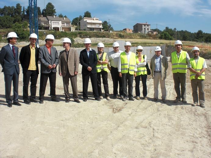 Zona del futur pavelló poliesportiu, amb Josep Monràs (3er per la dreta), polítics odenencs, tècnics i arquitectes