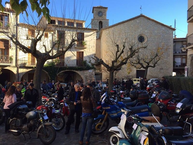 Imatge de la Plaça Major de La Llacuna repleta de motos clàssiques