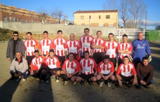 Formació del CF Vallbona, amb uniformes nous, davant el Gelida.