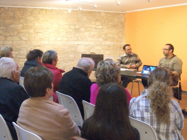 Oriol Solà i Darius Solé durant la presentació a la Sala Felip de Calaf