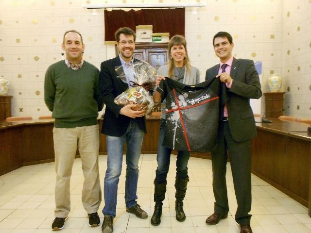 D'esquerra a dreta, Miquel Rispa, Albert Batalla, Laura Orgué i Marc Castells, a la sala d'actes de l'Ajuntament de la Seu d'Urgell