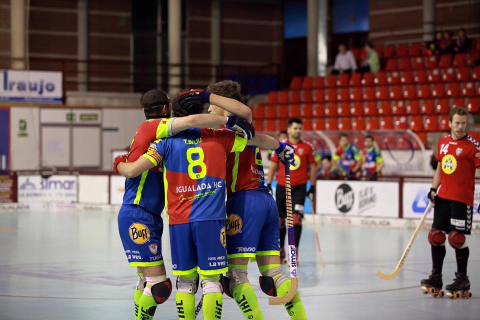 Els jugadors igualadins després d'un gol de Baliu.