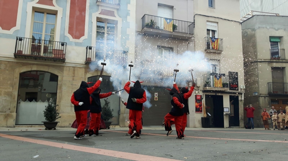 Imatge del pas de la Cercavila per la plaça Sant Miquel.