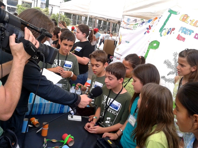Alumnes explicant el seu treball davant dels mitjans