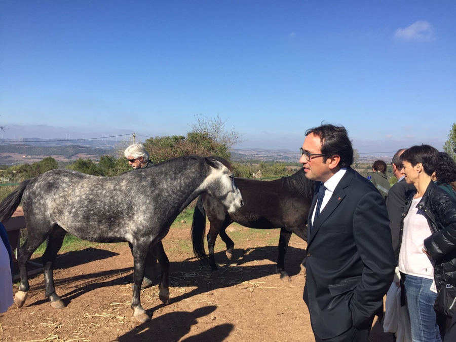 El conseller, durant la seva visita a Cal Lari