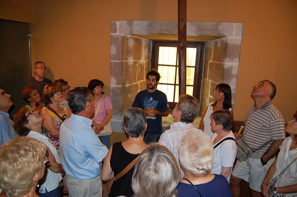 Arnau Vinòs explica la ubicació prèvia de l'orgue, a la dreta de la nau central