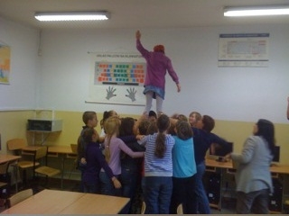 Els alumnes de l'Ateneu fent una 'pinya' com els moixiganguers