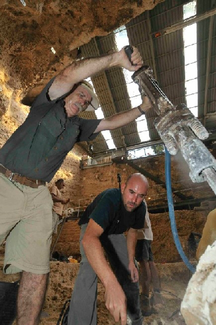 Eudald Carbonell i Bruno Gómez amb martell neumàtic superant alguns nivells estèrils que sovint requereixen de l'ús de tecnologia potent per arribar als estrats on es localitzen els fòssils. Foto: Jordi Mestre/IPHES