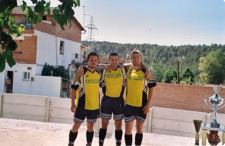 D'esquerra a dreta: els cosins de Toni Gandia i ell