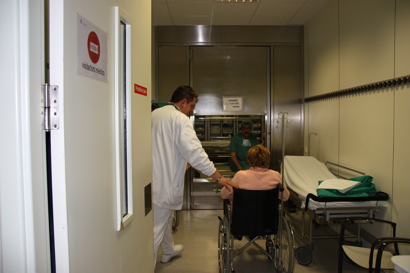 Una pacient entrant al quiròfan aquest dimarts al matí a l´Hospital d´Igualada - foto de V.G/ACN